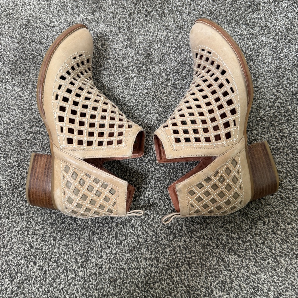 Jeffery Campbell Anthropologie Taggart Tan Beige Cutout Booties Ankle Boots 9.5 - Picture 6 of 10